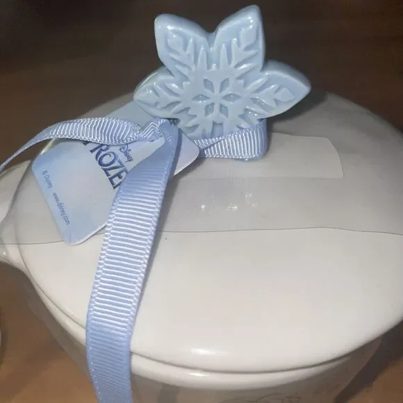 Rae Dunn Ceramic 5.5in Disney Frozen Covered Bowl CC01B34012 - Picture 2 of 8